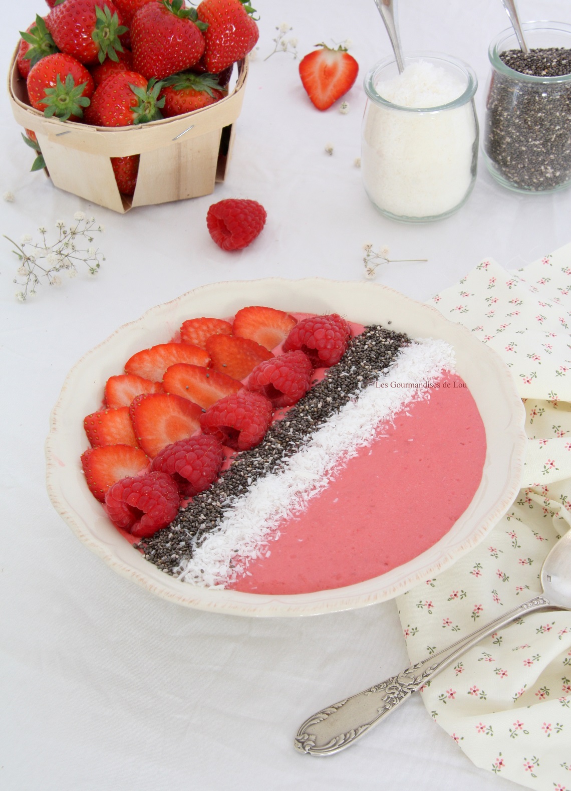 Smoothie bowl fraise - framboise - noix de coco - graines de chia