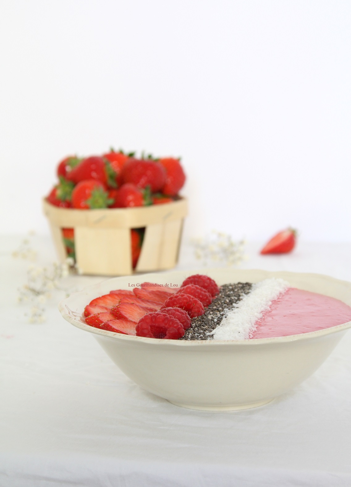 Smoothie bowl fraise - framboise - noix de coco - graines de chia