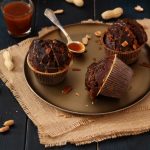 Muffins au chocolat – cacahuètes et caramel au beurre salé