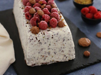terrine glacee stracciatella framboise pistache et meringues au chocolat