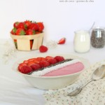 Smoothie bowl fraise – framboise – noix de coco – graines de chia