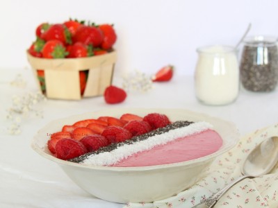 Smoothie bowl fraise - framboise - noix de coco - graines de chia