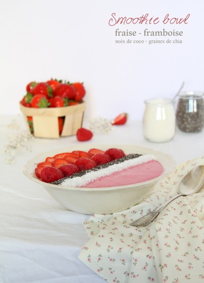 Smoothie bowl fraise - framboise - noix de coco - graines de chia