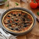 Tarte au thon, tomates et olives