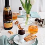 Œufs de Pâques à la mousse de noix de coco, caramel de cidre et leurs mouillettes au cidre