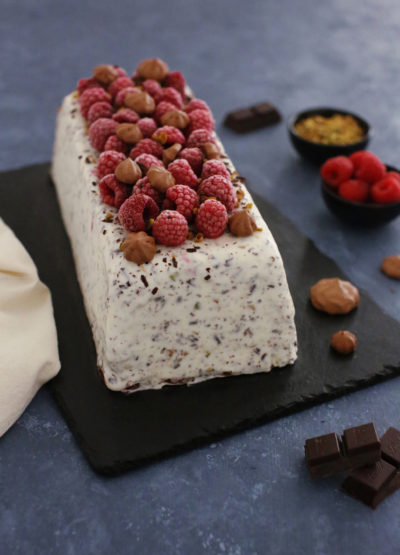 terrine glacee stracciatella framboise pistache et meringues au chocolat