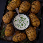 Pommes de terre Hasselback, sauce au yaourt